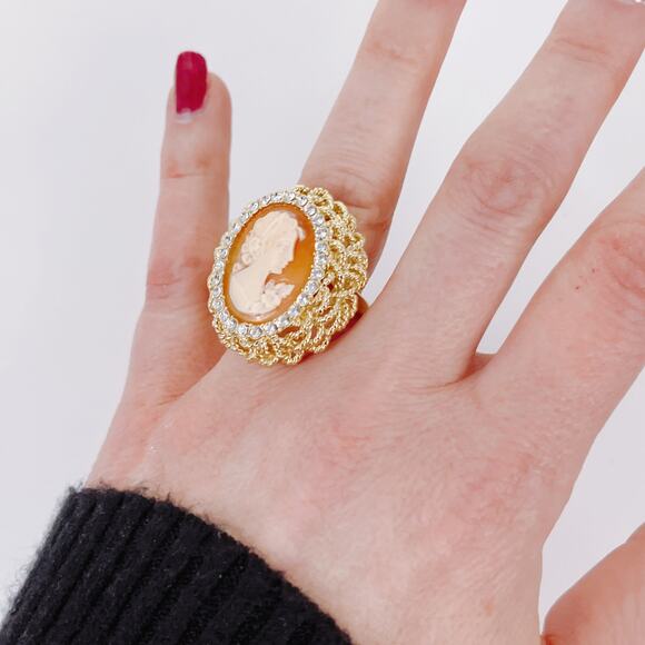 Signed Amedeo Gold Tone Victorian Revival Resin Cameo Statement Ring Size 7.25 - Picture 4 of 11